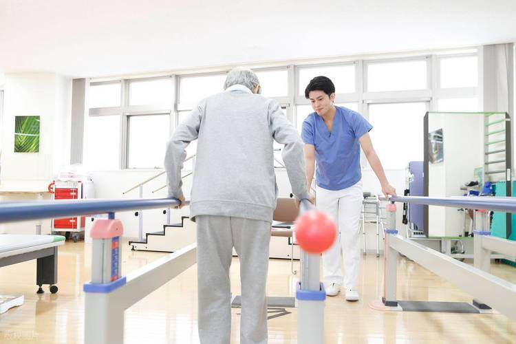 康復(fù)輔具適配服務(wù)中的核心角色 康復(fù)輔助器適配師證書(shū)的作用、工作內(nèi)容及適合人群解析